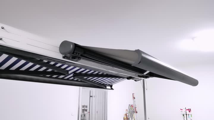 Retractable Awning9