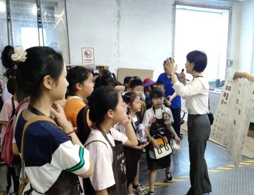 "책의 탄생"사회 실무 활동은 우리 공장에서 방문하고 전달되었습니다.
