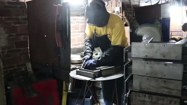 ריתוך רגלי שולחן