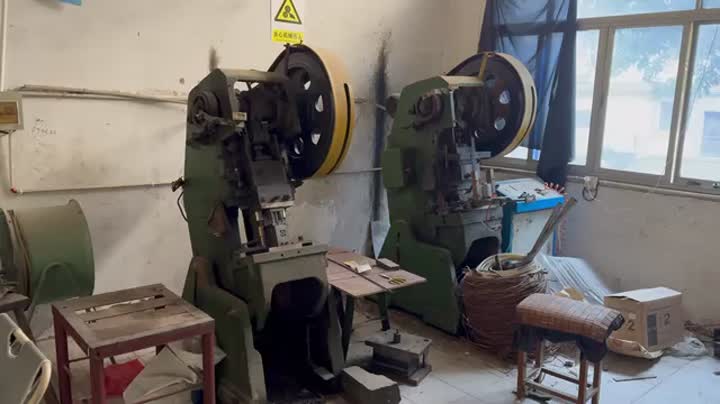 جيانده مينجتاو: الأجهزة الدقيقة والمعدات الكهربائية أثناء العمل 3