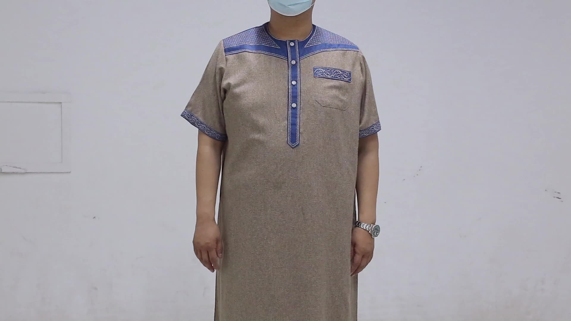 2021 Abbigliamento maschile musulmano abito arabo medio -orientale sciolto al 100% in fibra poliestere Dubai uomini islamici Thobe1