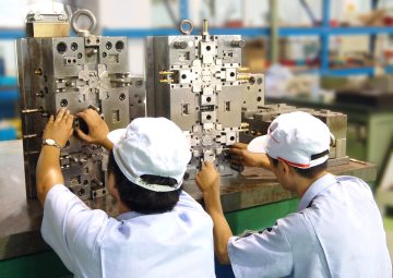 Injection molding machine working video
