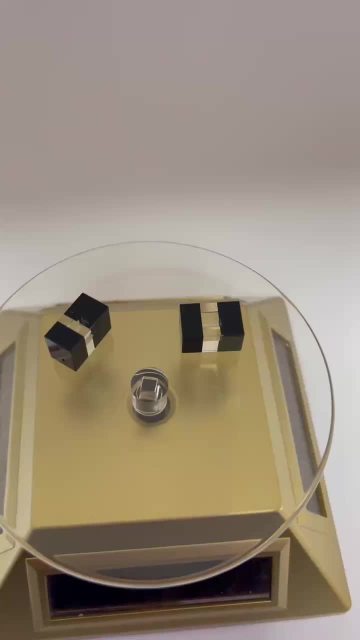 Black and white quartz flow cell