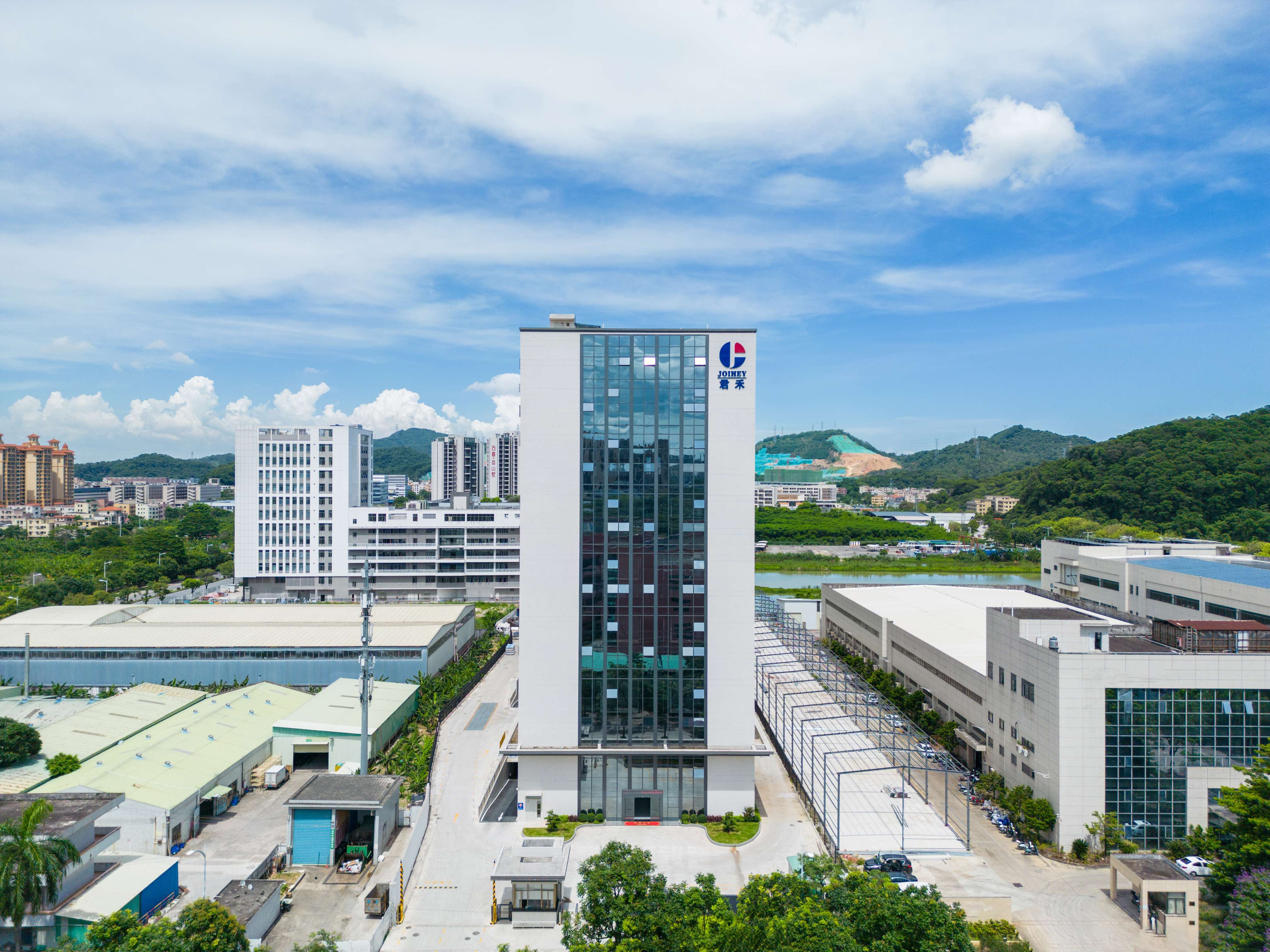 La aplicación de recubrimiento de polvo electrostático en la producción de vehículos eléctricos.