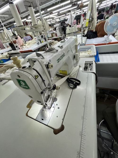 Fabricante de prendas de vestir profesional brilla con servicios personalizados y vestidos premium estilo autorretrato de celebridades