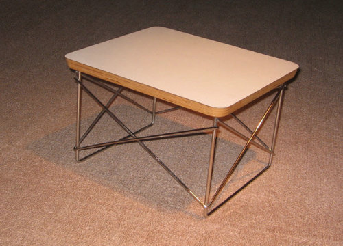 Die Eames Drahtbasis niedriger Tisch: Ein moderner Klassiker aus der Mitte des Jahrhunderts für zeitgenössische Wohnräume