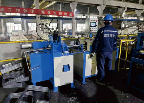 Soldadora compacta de rodillos para pilotes cuadrados diseñada para talleres de techos bajos sin sacrificar el rendimiento