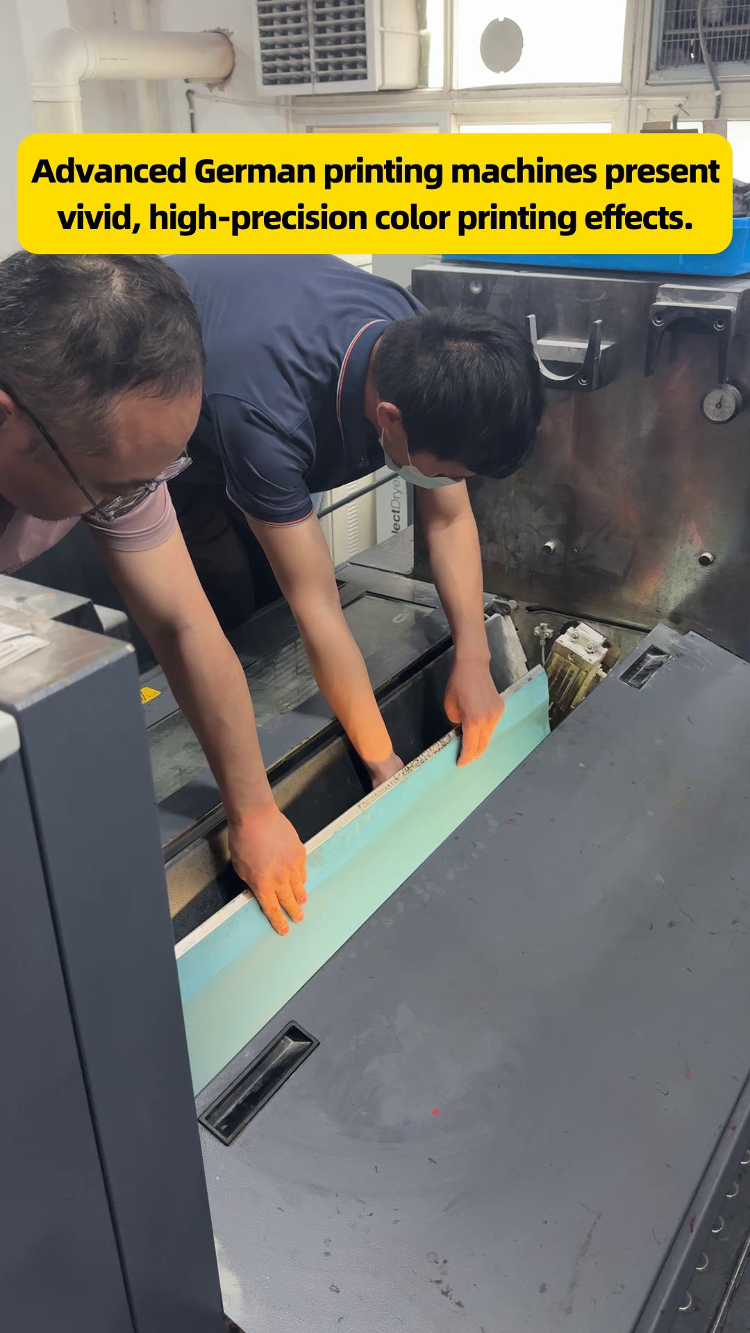 Service de test d'échantillons sur machine pour vérifier l'effet réel de l'emballage avant la confirmation de la commande en masse