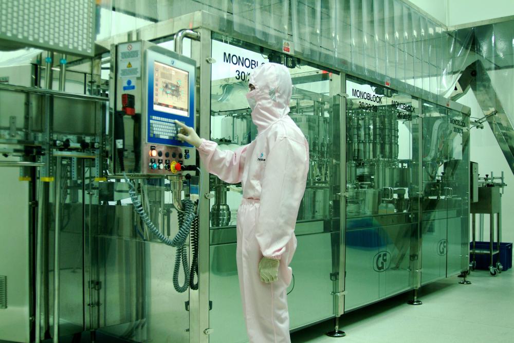 wash-fill-seal machine in production line plastic bottle1