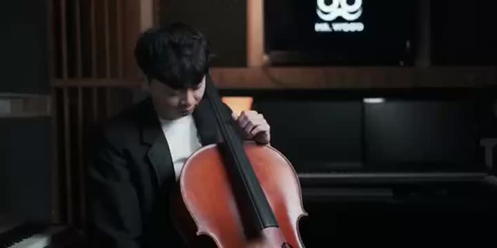 Goditi l&#39;esibizione del violoncello