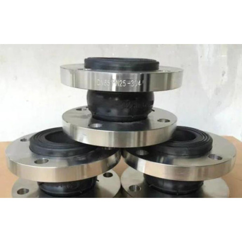 What are the benefits of installing a rubber flexible joint at the pump valve outlet？