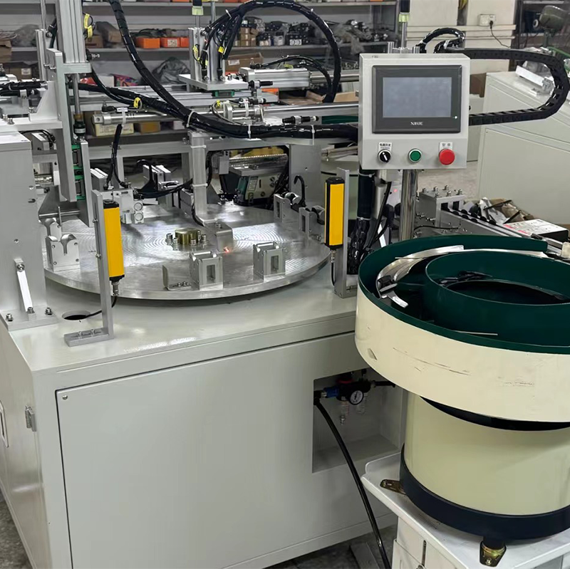 Máquina para fabricar perchas duraderas