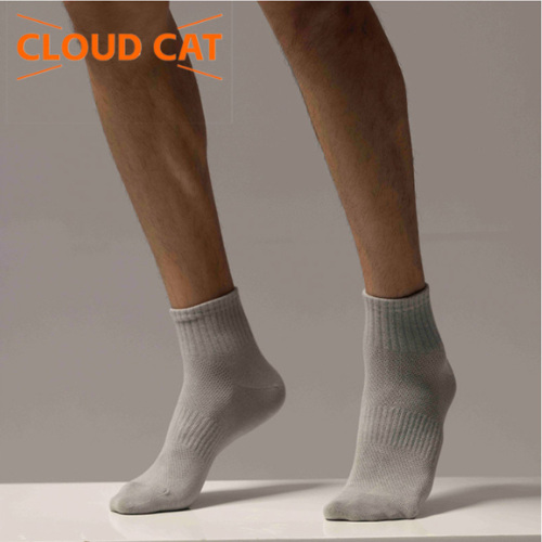 Lorsqu’on fait du sport en été, les pieds ont tendance à transpirer et à être étouffants. Une paire de chaussettes adaptée peut grandement améliorer l’expérience sportive.