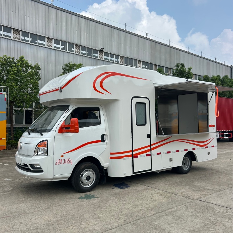 Les food trucks mobiles dotés de programmes étendus n'ont plus à se soucier des problèmes d'électricité lors de l'installation des stands.