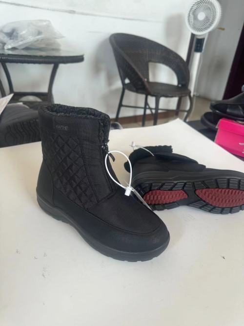 What color is more suitable for elderly snow boots to wear