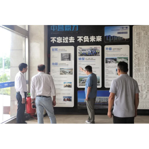 রাশিয়ান স্থপতি এবং নগর পরিকল্পনাবিদ ভ্যালেরি অ্যালেক্সিয়েভিচ ডেভিডভ পরিদর্শন এবং বিনিময়ের জন্য ঝংইউ ডিংলিতে যান