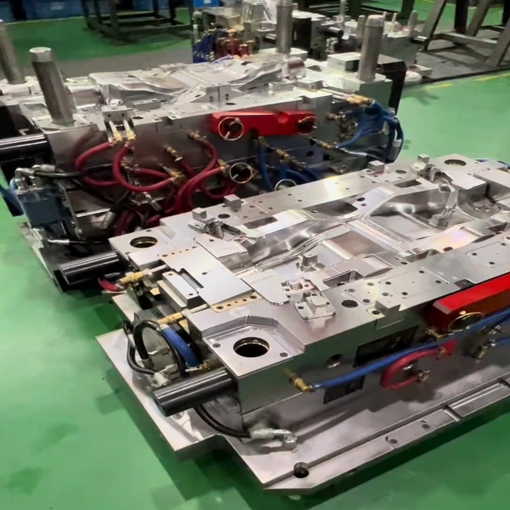 Producción de molde de inyección de repuestos automáticos.