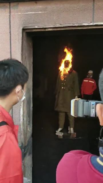 Handheld aerosol fire extinguishing device