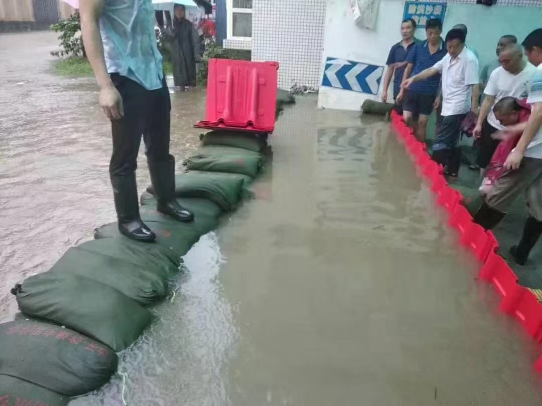 suministro y almacenamiento de equipos de control de inundaciones