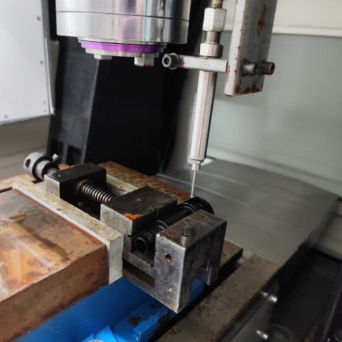 Solución eficiente de desbarbado con agua a alta presión para piezas de plástico y metal: máquina GLY5