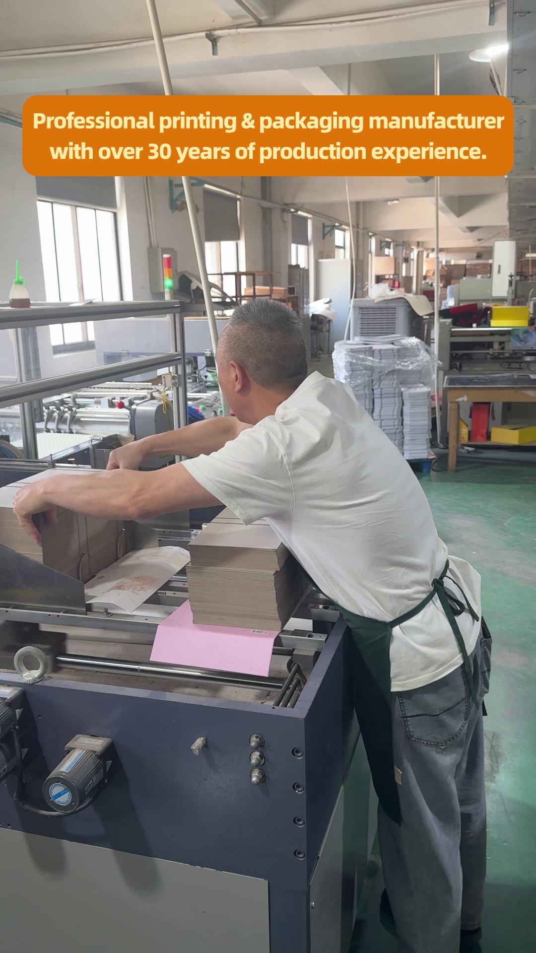 Structure d'équipement conviviale pour l'homme et la machine, réduisant les difficultés d'apprentissage et de fonctionnement de l'opérateur
