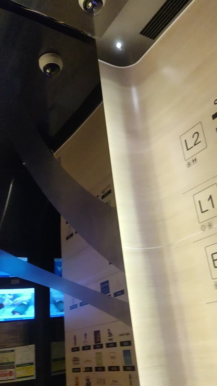 Lift Advertising Projector