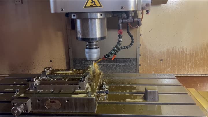 Area CNC di stampaggio a iniezione