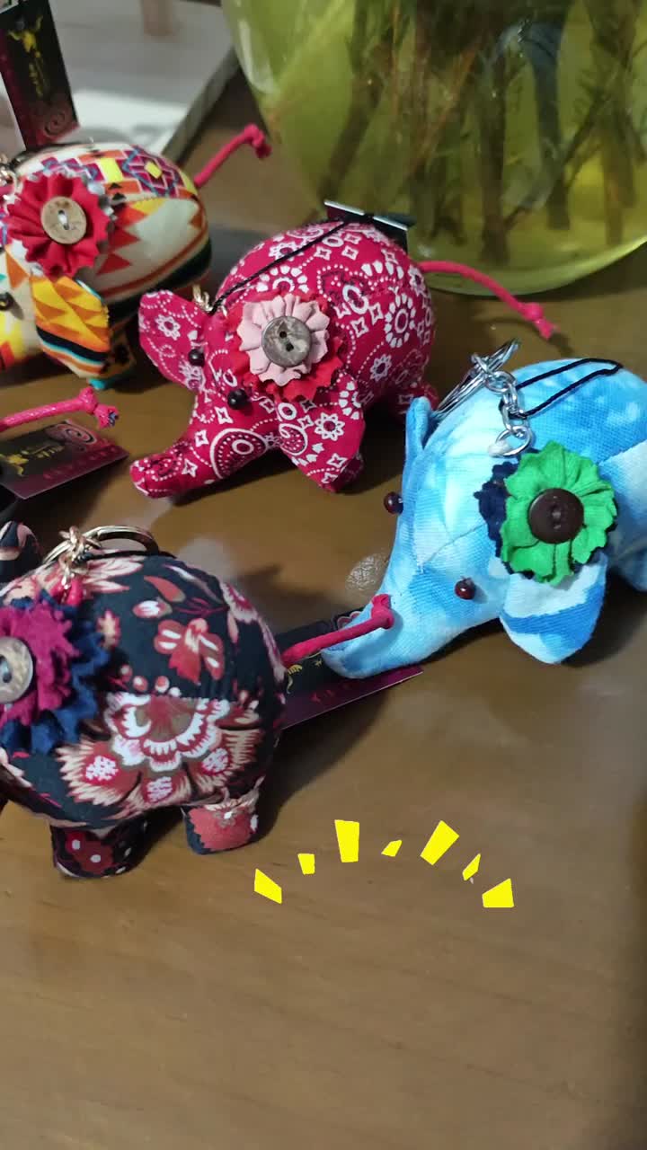 Video de producción de llavero con colgante de elefante