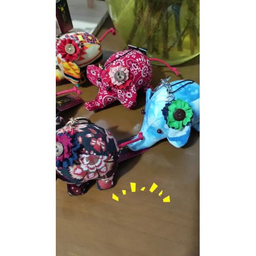 Video de producción de llavero con colgante de elefante