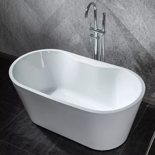 Matte weiße freistehende Badewanne