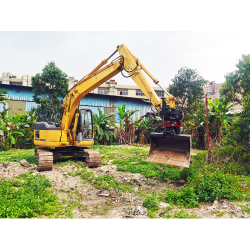 Komatsu excavator equipped with a T19 Tiltrotator and grading Bucket!
