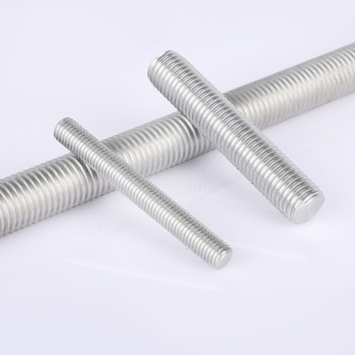 מהם ההבדלים בשיטות התחזוקה בין ברגים חיים מפלדת אל חלד לבגזים חיים של פלדת פחמן?