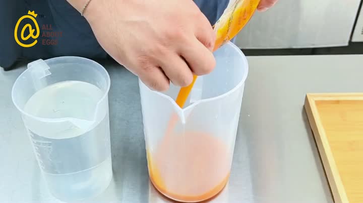 Tigela de chá concentrada fumegando