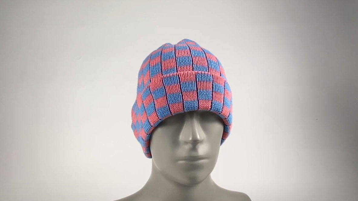 Chapeau d&#39;hiver en tricot à carreaux