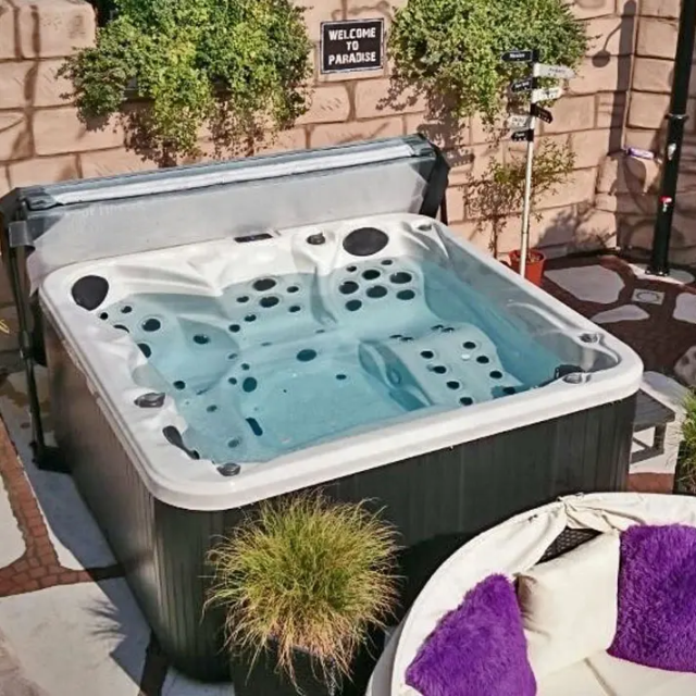 Hot tub in Garden