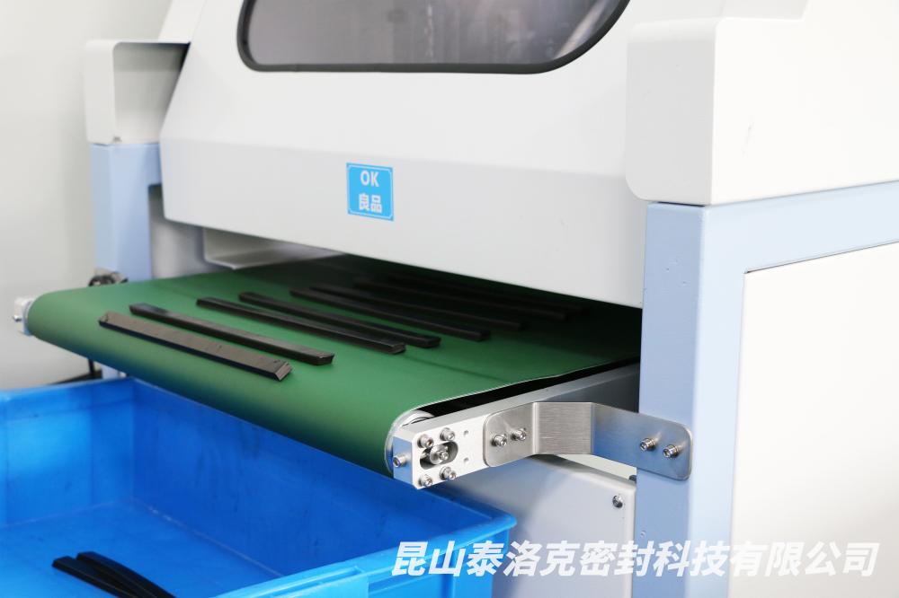 Fully automatic cutting machine