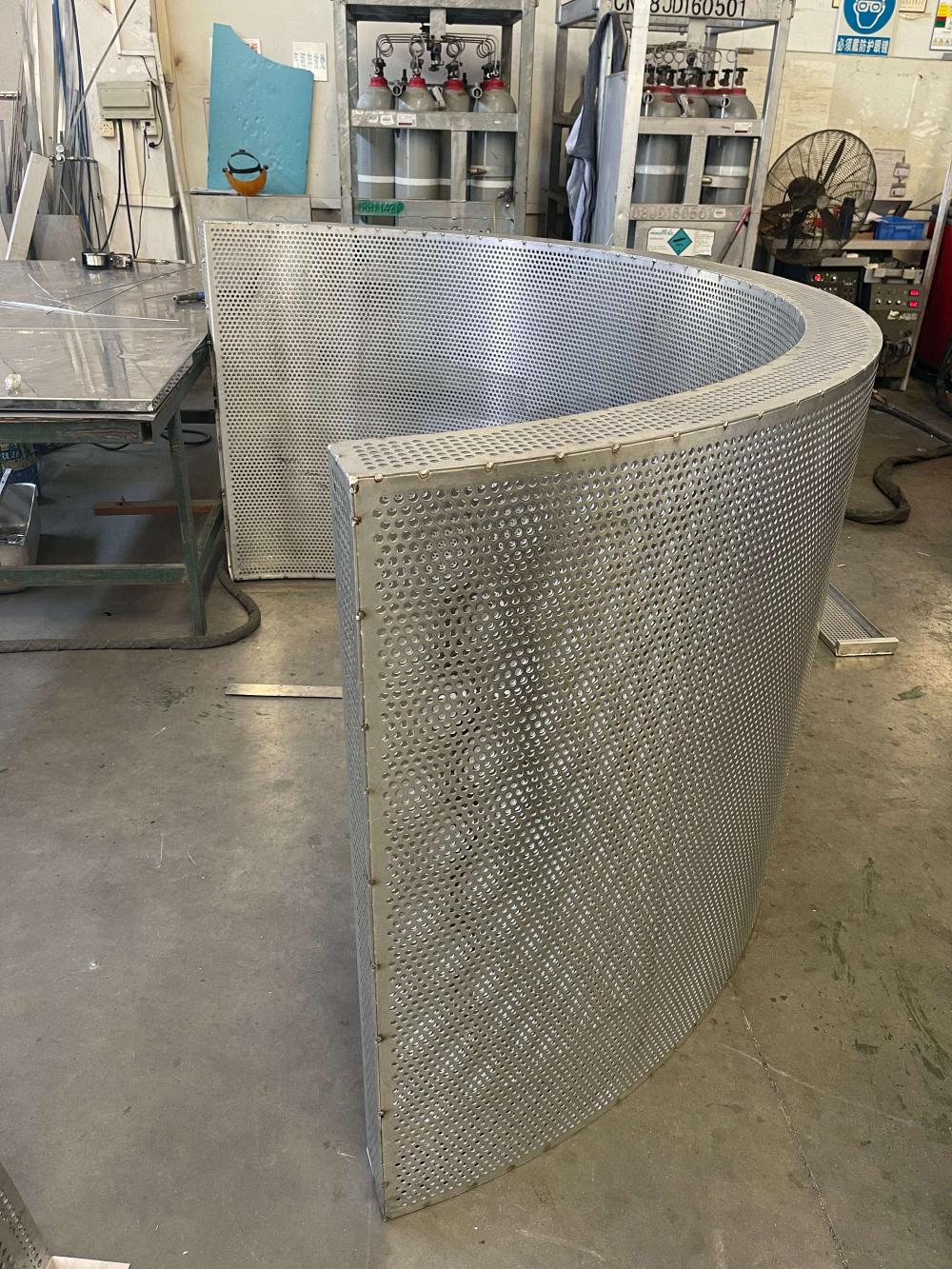 Circular column wrapped with seam cladding workshop