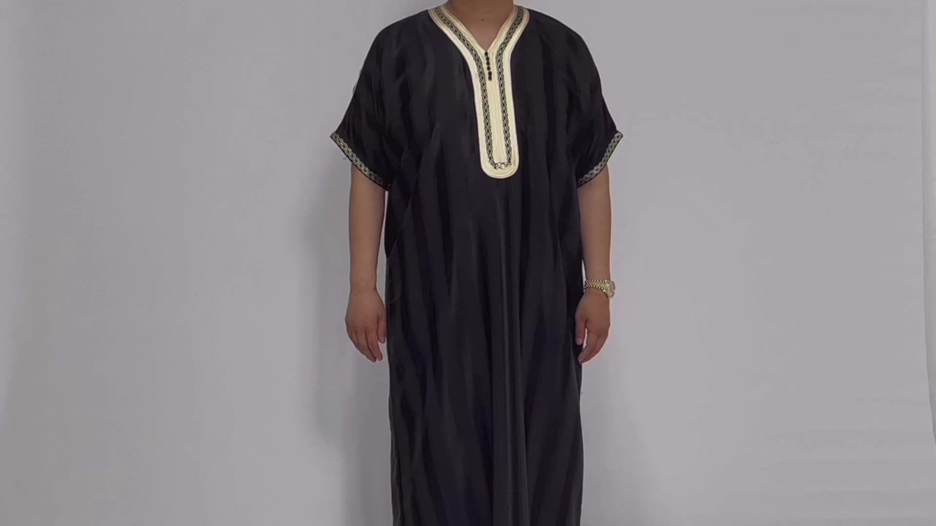 Abbigliamento maschile musulmano che vendono Musulms Thobes Mens Dubai Long Maniche Uomini islamici Arabo Thobe1