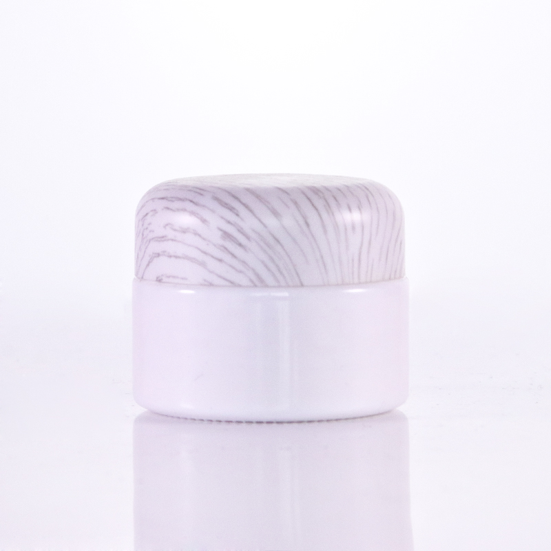 Opal-weiße Gläser mit Bambus-Presse-Kappe