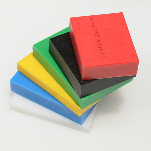 Que fatores afetam a estabilidade da cor na produção de folhas e varetas plásticas?