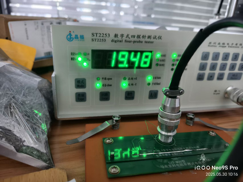 Suzhou Jingge a relevé le défi des tests de résistivité des métaux liquides et a personnalisé une solution à quatre sondes pour garantir des données précises. Le banc d'essai spécialement conçu, combiné au testeur à quatre sondes, aide les clients à o