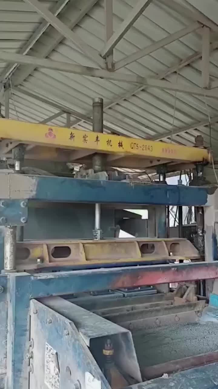 QT5Producción de maquinaria para ladrillos y bloques.