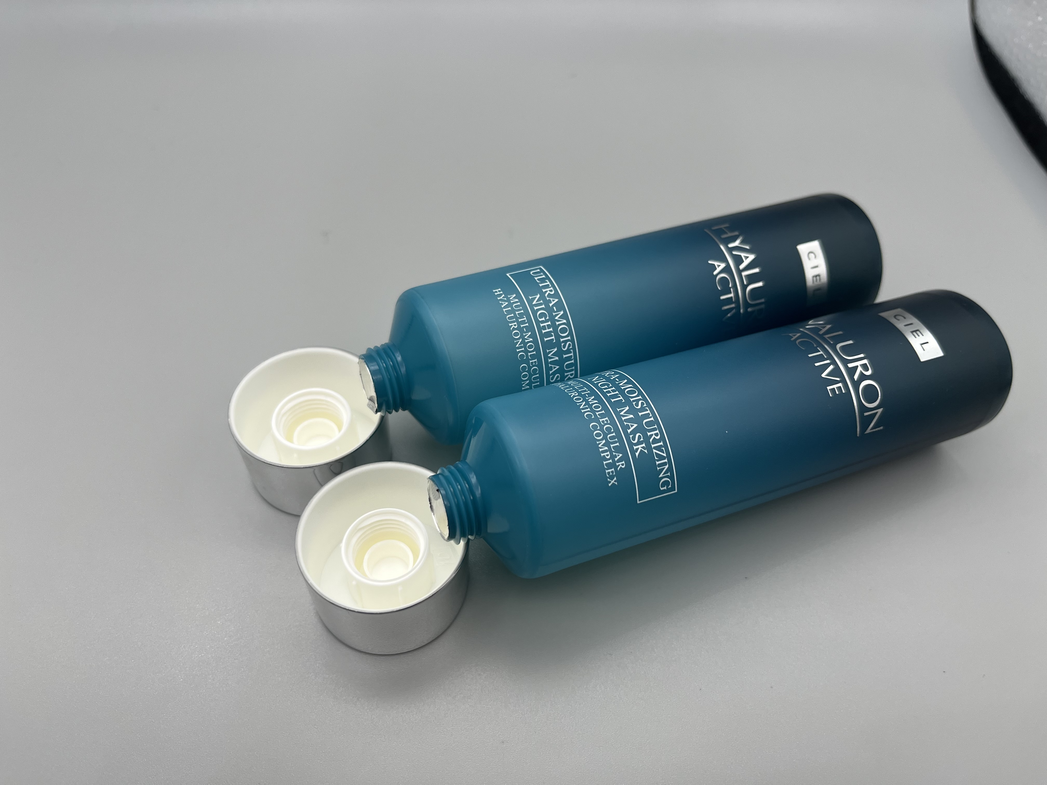 tube de lotion en plastique bleu dégradé