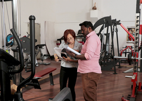 يقوم العملاء الهنود بشراء معدات اللياقة البدنية التجارية من شركة Laijian Sports Equipment ، Ltd.