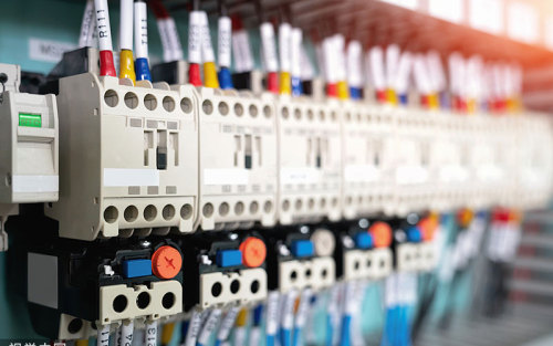 اتجاهات الصناعة الكهربائية العالمية 2025: الأتمتة والاستدامة تدفعان النمو، وشركة Hecheng Electric تأخذ زمام المبادرة