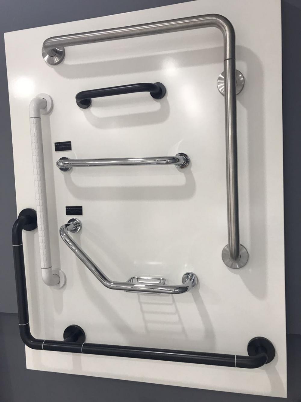 showroom-grab bar