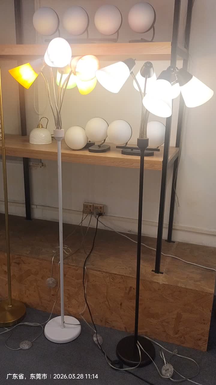 Candeeiro de pé com sombra de 5 cores