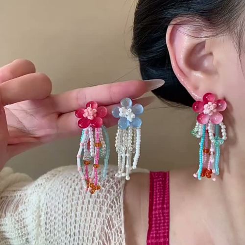 Contrast with the flower-patterned pendant earrings