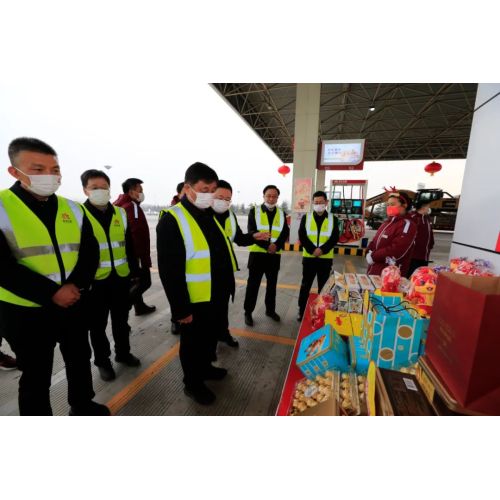 La víspera de Año Nuevo de Lan Jianwen condolencia a los cuadros y trabajadores de primera línea que se adhieren a sus puestos