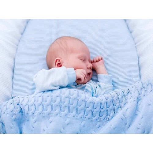 Le bébé devrait-il utiliser une couverture par une nuit froide?